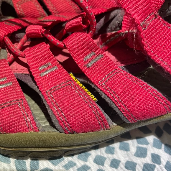 KEEN kids Big girls size 6 pink shoes - Picture 4 of 6